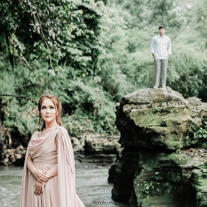 Courtesy Prewedding Eva + Belva @evanurlitaa @beelva.jr 