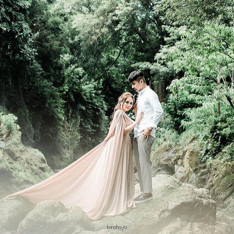 Courtesy Prewedding Eva + Belva @evanurlitaa @beelva.jr 